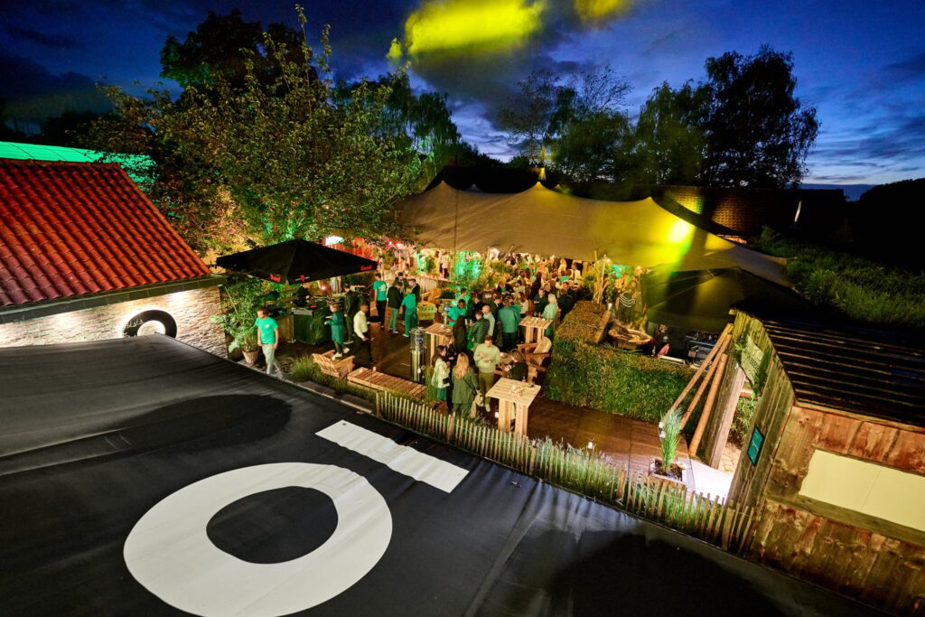 Soirée Tero en plein air, sous une tente entourée d’arbres